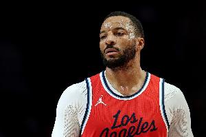 英雄联盟直播-手感一般！鲍威尔半场7中2&amp;三分3投全铁仅得4分1助攻