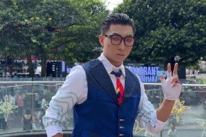 英雄联盟直播-王师傅cos尚博勒“吓”到郭艾伦 两人活动中单挑