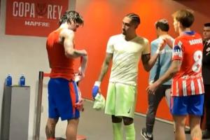 LOL Worlds 赛程-拉菲尼亚赛后在球员通道等德保罗，两人换球衣拥抱