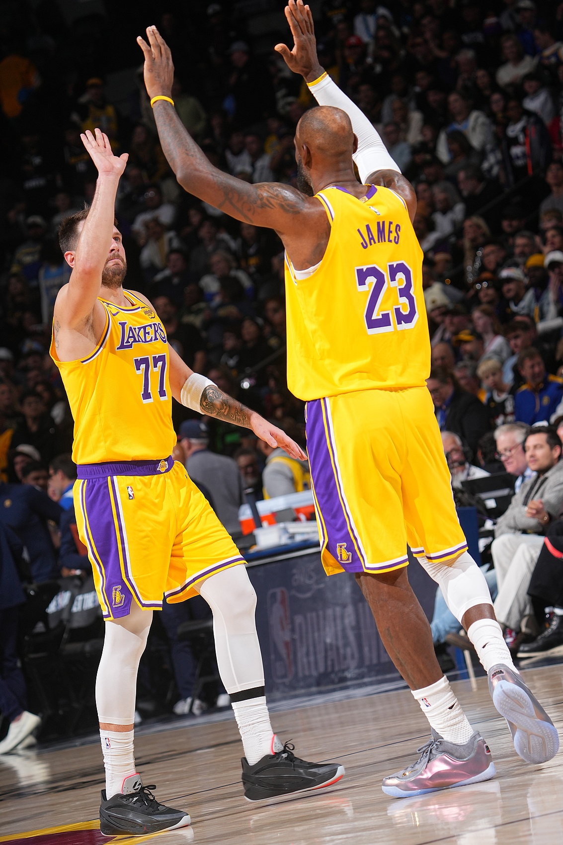 电竞比分-詹姆斯：掘金首节的三分简直投疯了 下半场我们提升了防守强度